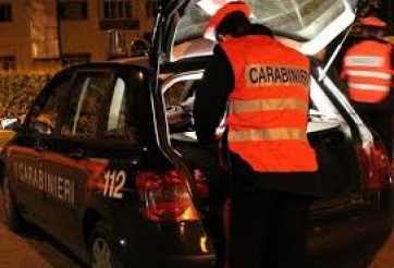 Danneggia un'auto ed aggredisce i Carabinieri. Denunciato un 21 enne a San Severino Marche
